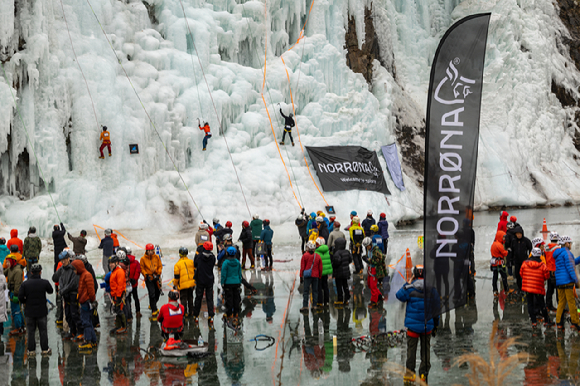 '제3회 전국 아이스 클라이밍 페스티벌'에서 산악인들이 빙벽을 오르고 있다. [사진=노르나]