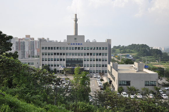 경기 시흥에서 시민 2명이 50대 중국동포에게 피습된 사건이 발생한 가운데, 경찰이 기동대 등 가용 인력을 총동원해 용의자를 추적하고 있다. 사진은 경기 시흥경찰서. [사진= 연합뉴스]