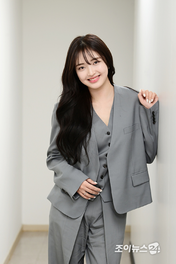 배우 최규리가 조이뉴스24와의 인터뷰에 앞서 포즈를 취하고 있다. 최규리는 인기리에 종영한 tvN 월화드라마 '내 남편과 결혼해줘'에서 유지혁(나인우)의 이복 여동생 유희연 역을 맡아 다채로운 매력을 선보였다. [사진=정소희 기자]