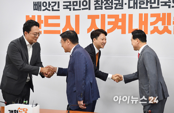 정점식 국민의힘 원내대표가 15일 서울 여의도 국회에서 이준석 개혁신당 당대표 예방해 기념촬영을 하고 있다. 좌측부터 개혁신당 천하람 원내대표, 이준석 당대표, 국민의힘 정점식 원내대표, 김승수 원내수석부대표. [사진=곽영래 기자]