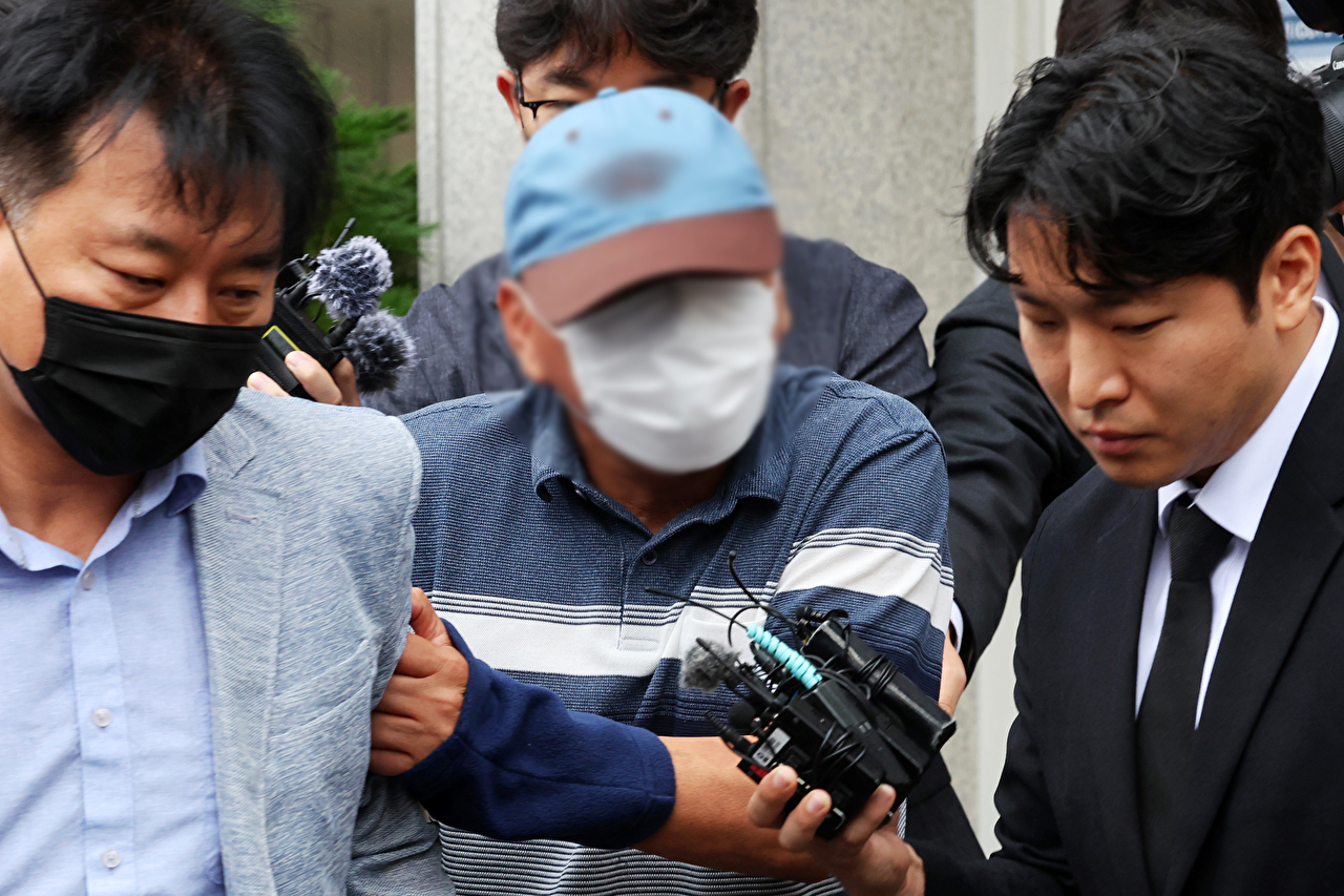 경찰청 장윤기 사건 관련 진상규명 특별수사단이 21일 수사 과정의 보고&middot;지휘 체계를 확인하기 위해 서울 서대문구 경찰청 국가수사본부를 압수수색 중인 가운데 국수본 로비 앞에 경찰 관계자들이 지나가고 있다. 2026.7.21 [사진=연합뉴스]