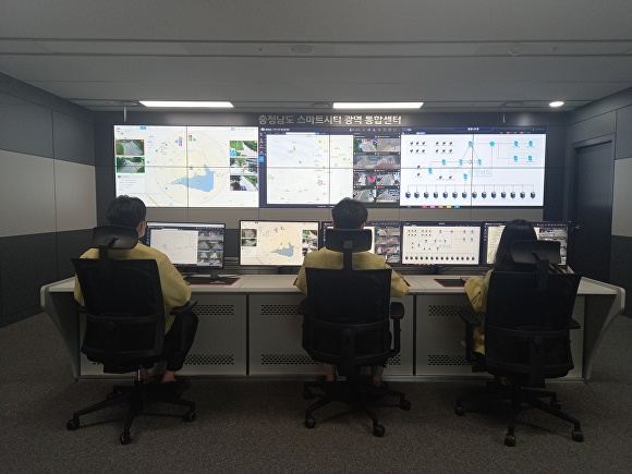 충남 광역통합센터 관계자들이 CCTV화면을 실시간 확인하고 있다. [사진=충남도]