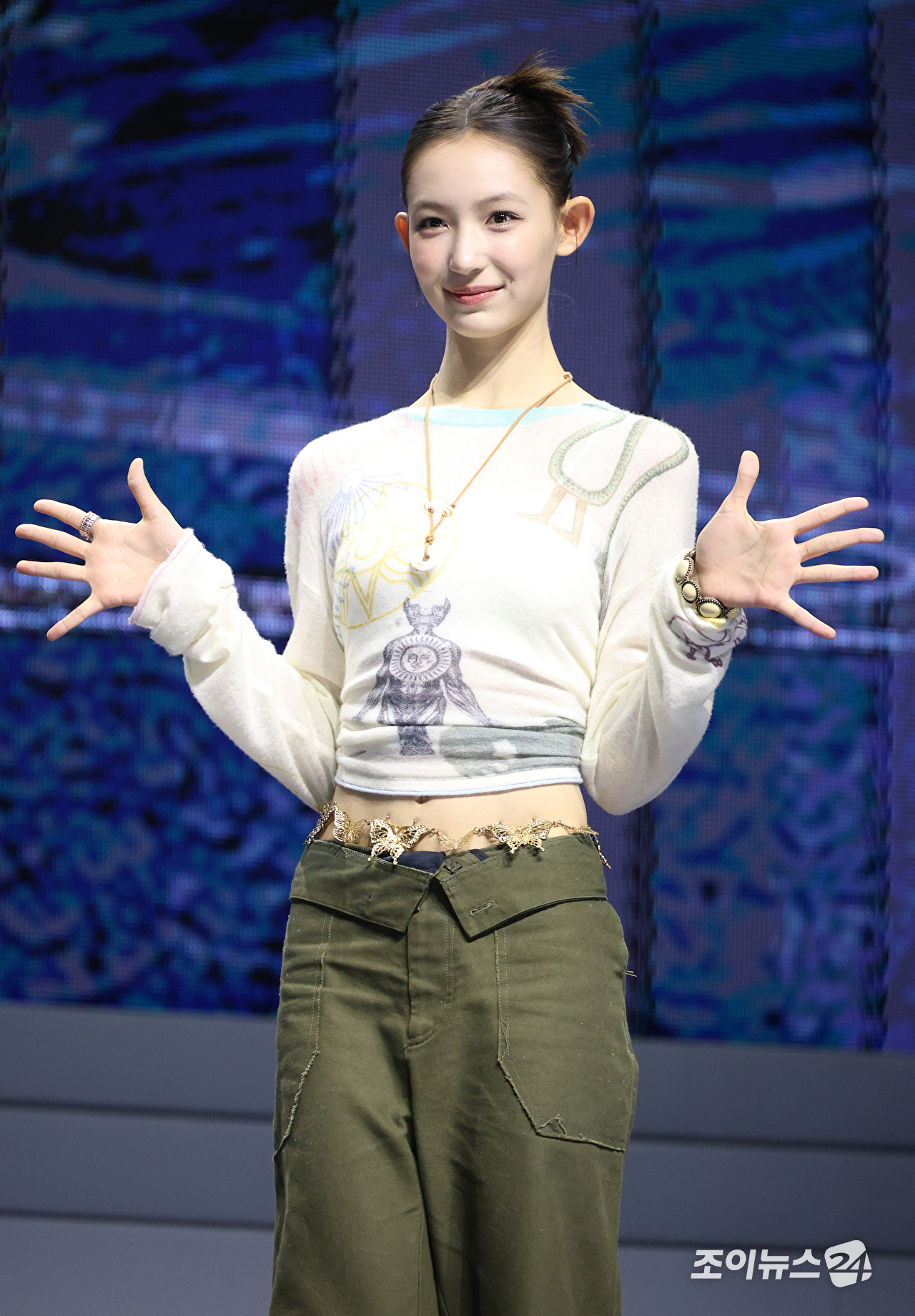 그룹 튜이드 이하늬가 24일 오후 서울 광진구 예스24라이브홀에서 진행된 튜이드(TUIDE) 데뷔 앨범 '튠 앤 플레이'(TUNE & PLAY) 발매 기념 쇼케이스에 참석해 포즈를 취하고 있다. [사진=문수지 기자]