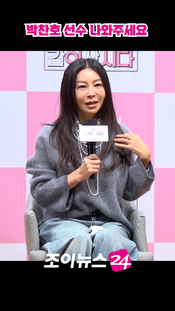 배우 황신혜가 6일 오전 서울 영등포구 여의도 KBS 아트홀에서 진행된 KBS 1TV '황신혜의 같이 삽시다' 제작발표회에 참석해 소감을 말하고 있다. [사진=문수지 기자]