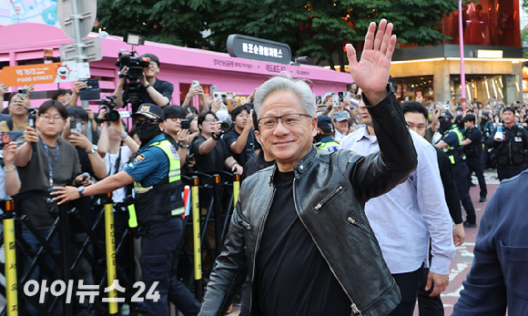 젠슨 황 엔비디아 최고경영자(CEO)가 5일 서울 마포구 서교동의 한 고깃집에서 열린 최태원 SK회장, 구광모 LG회장, 이해진 네이버 의장과의 삼겹살 회동에 참석하고 있다. [사진=곽영래 기자]