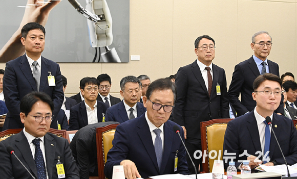 홍범식 LGU+ 대표, 유영상 SKT 대표, 김영섭 KT 대표가 21일 서울 여의도 국회 과학기술정보방송통신위원회에서 열린 정보통신산업진흥원 등에 대한 국정감사에서 출석하고 있다. [사진=곽영래 기자]