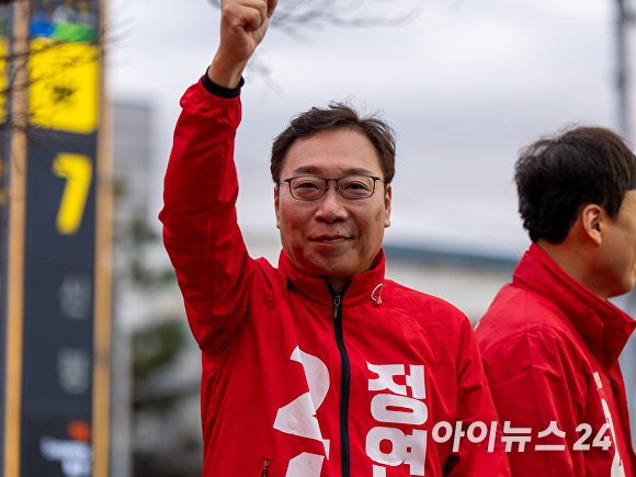 정연욱 국민의힘 부산 수영구 후보가  9일 아이뉴스24와 인터뷰를 갖고 파이팅을 외치고 있다. [사진=정예진 기자]