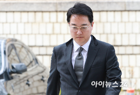 이종섭 전 국방부 장관의 출국금지를 해제하는 과정에 관여한 혐의를 받는 심우정 전 검찰총장(당시 법무부 차관)이 31일 오후 서울 서초구 서울중앙지방법원에서 열린 '이종섭 호주 도피 의혹' 첫 공판에 출석하고 있다. [사진=사진공동취재단]