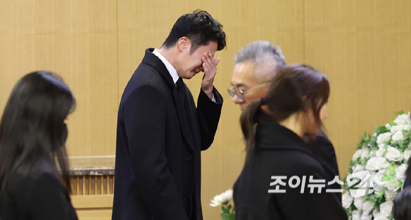 배우 고(故) 이순재의 영결식이 27일 서울 송파구 서울아산병원 장례식장에 엄수됐다. 배우 정일우가 눈물을 흘리고 있다. [사진=곽영래 기자]