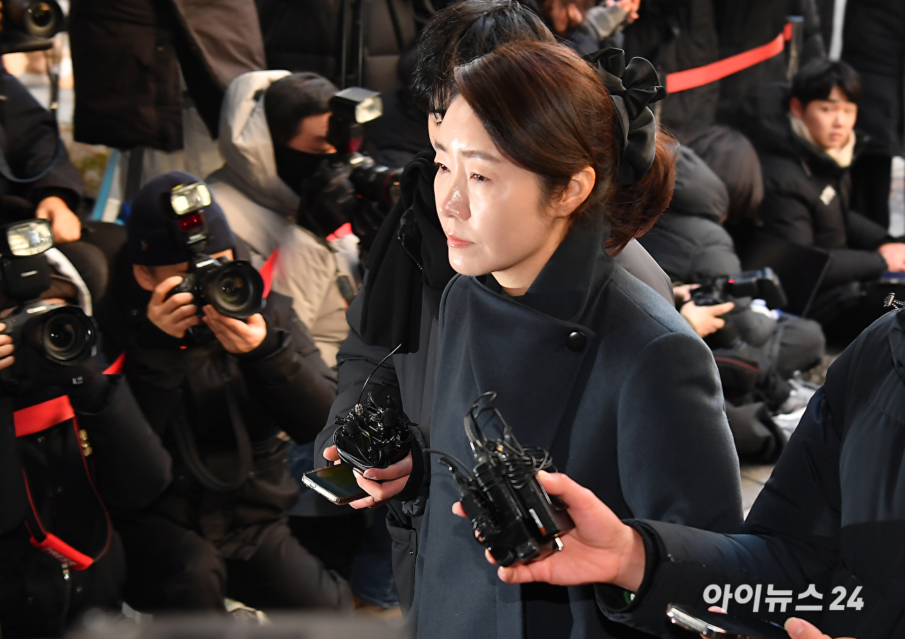 김경 서울시의원의 공천 대가로 1억원을 받았다는 의혹을 받고 있는 강선우 무소속 의원이 20일 서울 마포구 서울경찰청 공공범죄수사대로 출석하고 있다. [사진=곽영래 기자]