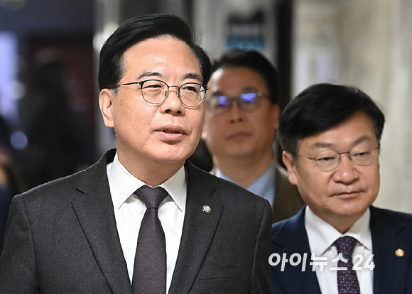 송언석 국민의힘 원내대표가 6일 서울 여의도 국회에서 열린 원내대책회의에 참석하고 있다. [사진=곽영래 기자]