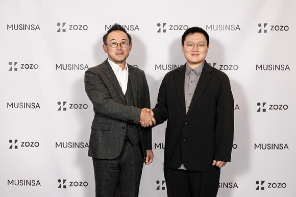 일본 조조 본사에서 열린 MOU 체결식에서 기념사진을 촬영한 조만호 무신사 총괄 대표(오른쪽)와 조조 대표이사 사장 겸 CEO 사와다 히로타로(澤田宏太郎). [사진=무신사]