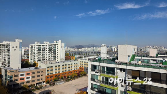 건축가 토마스 헤더윅과 정희선 여의도 대교아파트 조합장이 15일 여의도 대교아파트 시공사 선정총회에서 기념촬영을 하고 있다. 2025.11.15 [사진=이수현 기자]