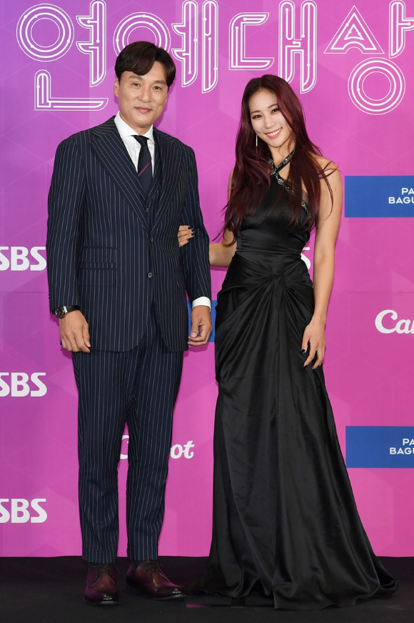 '편먹고 공치리' 이승엽과 유현주가 18일 진행된 2021 SBS 연예대상 시상식 포토월 행사에 참석해 포즈를 취하고 있다. [사진=SBS]