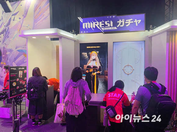 일본 이용자들이 17일 일본 지바현 마쿠하리 멧세에서 열린 '도쿄게임쇼 2026'에서 넥슨게임즈 '파레이돌리아'를 시연하고 있다. [사진=곽민구 기자]