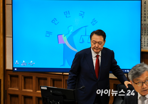 윤석열 전 대통령이 21일 서울 서초동 서울중앙지법에서 열린 내란 우두머리 혐의 형사재판 2번째 공판에 출석하고 있다. [사진=사진공동취재단]