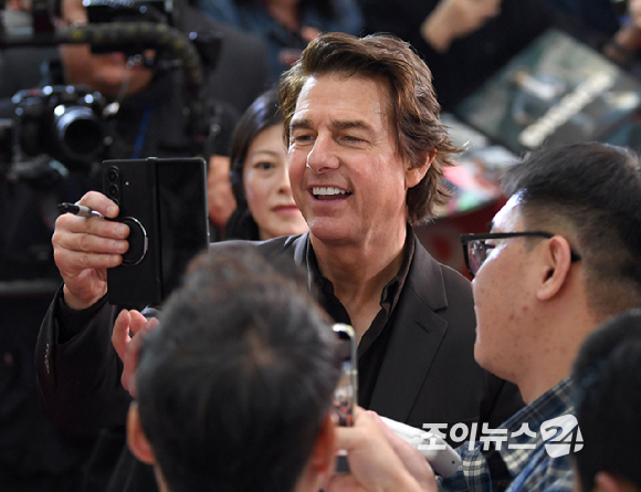 할리우드 배우 톰 크루즈가 2일 오후 서울 영등포구 타임스퀘어에서 열린 영화 '디거'(감독 알레한드로 G. 이냐리투) 내한 레드카펫 행사에 참석해 팬들에게 사인을 해주고 있다. [사진=정소희 기자]