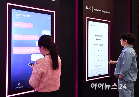 22일 서울 강남구 코엑스에서 열린 2026 월드IT쇼에서 LG유플러스 부스에서 관람객들이 부스를 둘러보고 있다. [사진=곽영래 기자]