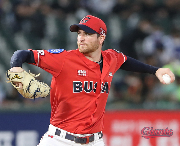 롯데 자이언츠 찰리 반즈(투수)가 13일 열린 한화 이글스와 홈 경기에 선발 등판해 역투하고 있다. 그는 6이닝 무실점으로 호투하며 승리투수가 됐고 시즌 9승째(6패)를 올렸다. [사진=롯데 자이언츠]