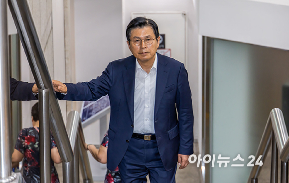 공직선거법 위반 혐의를 받고 있는 황교안 전 국무총리가 8일 서울 서초구 서울중앙지방법원에서 열리는 공판에 출석하고 있다. [사진=사진공동취재단 ]