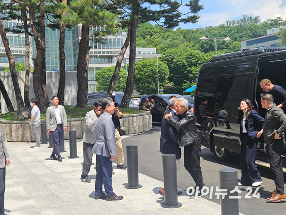 젠슨 황 엔비디아 최고경영자(CEO)가 8일 방문한 현대자동차 양재동 사옥에서 포니 모델을 앞에 두고 양 팔을 벌리고 있다. [사진=설재윤 기자]