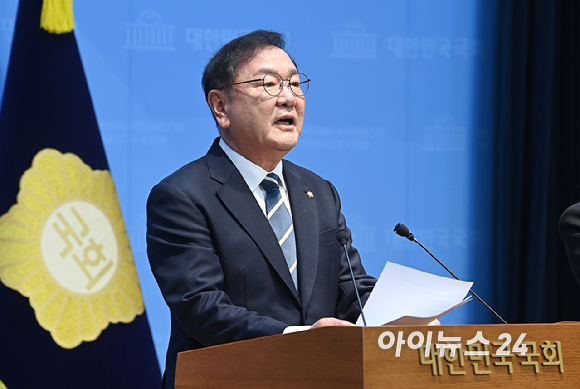 김태년 더불어민주당 의원이 4일 서울 여의도 국회 소통관에서 국회의장 선거 출마 기자회견을 하고 있다. [사진=곽영래 기자]