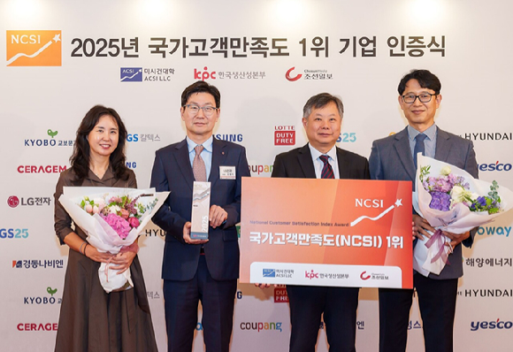 9일 '2025년 국가고객만족도 1위 기업 인증식'에서 (왼쪽부터)정수진 LG전자 브랜드커뮤니케이션담당 상무, 김영락 LG전자 한국영업본부장(사장), 채상철 LG전자 ES마케팅담당 상무, 이성진 LG전자 구독영업담당 상무가 10년 연속 NCSI 최다 업종 수상 기념 사진을 촬영하고 있다. [사진=LG전자]