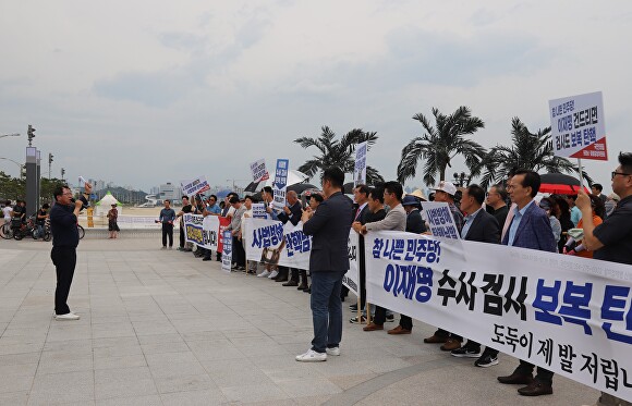 7일 이상휘 의원이 국민의힘 당원들과 함께 더불어민주당의 심각한 헌정질서 유린과 국기문란 행위를 규탄하는 대국민 집회를 열고 있다. [사진=이상휘 국회의원 사무실]