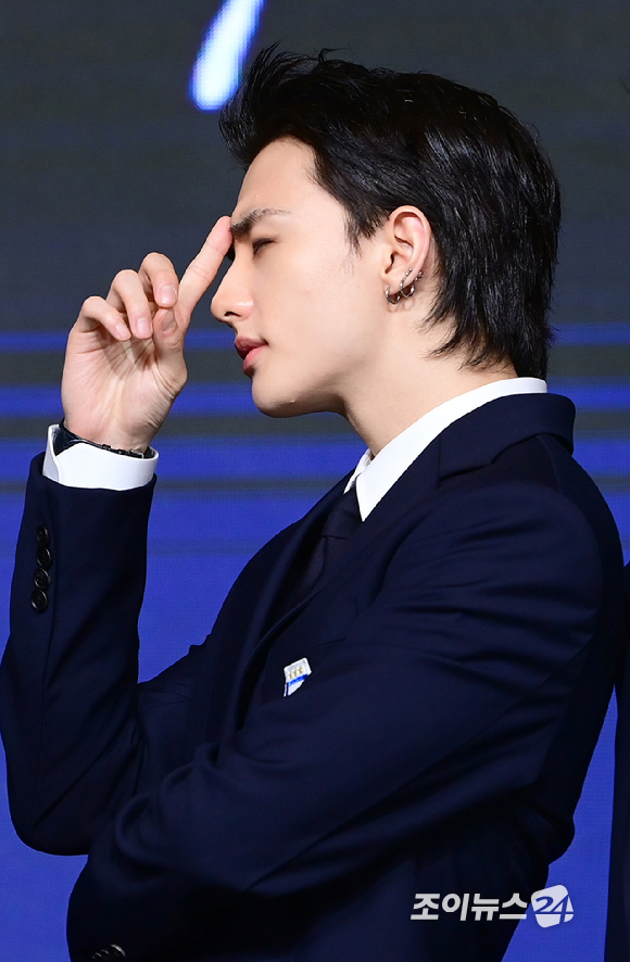 그룹 스트레이키즈 현진이&nbsp;22일 오전 서울 영등포구 여의도 콘래드호텔에서 열린&nbsp;스트레이키즈(Stray Kids) 정규 4집 '카르마' 발매 기념 기자간담회에서 포즈를 취하고 있다. [사진=정소희 기자]