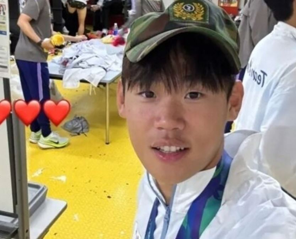 대한민국 국가대표팀 일부 선수들이 아시안게임 금메달 획득 후 부적절한 병역 관련 언행을 보인 가운데, 체육인 등에 대한 병역특례를 폐지해야 한다는 국회 청원까지 등장했다. 사진은 지난 3일 2026 아이치&middot;나고야 아시안게임 축구 결승전 일본과의 경기 후 인터뷰를 하고 있는 대표팀 주장 이기혁. [사진=엠빅뉴스 유튜브 캡처]