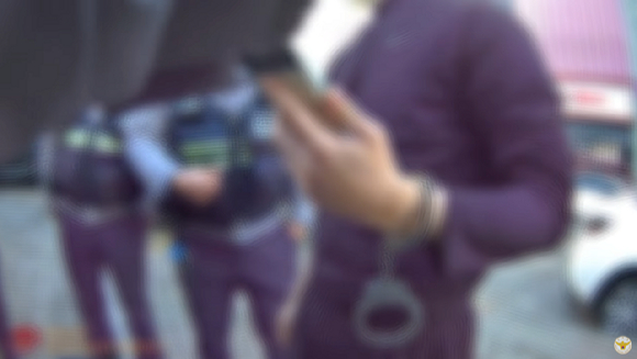 재미로 자신의 손에 수갑을 찼다가 빼지 못해 3일간 차고 다닌 남성이 경찰에 검거됐다. [사진=유튜브 채널 '경찰청']