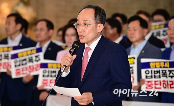 국민의힘 추경호 원내대표가 19일 오후 서울 여의도 국회 로텐더홀에서 본회의를 앞두고 더불어민주당 규탄 발언을 하고 있다. [사진=곽영래 기자]