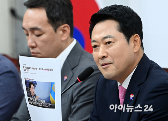 김민석 더불어민주당 신임 당 대표가 17일 대전 컨벤션센터에서 열린 제3회 더불어민주당 정기 전국당원대회에서 당 대표로 선출된 뒤 당기를 흔들고 있다. [사진=곽영래 기자]