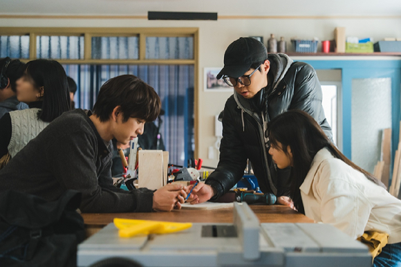 배우 박진영, 김민주, 김윤진 감독이 JTBC 금요시리즈 '샤이닝'에서 호흡을 맞추고 있다. [사진=SLL, 카카오엔터테인먼트]