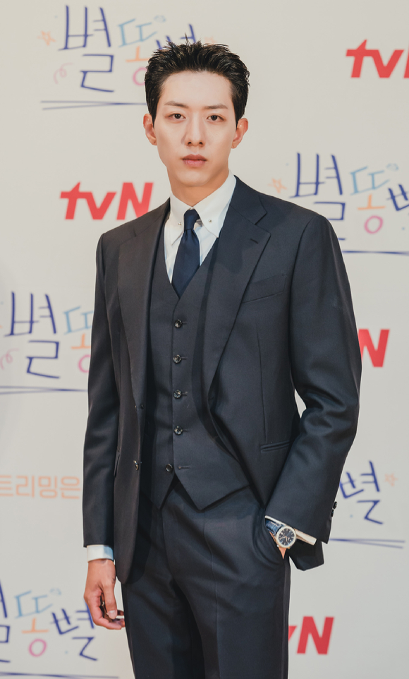 배우 이정신이 20일 온라인으로 진행된 tvN 새 금토드라마 '별똥별' 제작발표회에 참석해 포즈를 취하고 있다. [사진=tvN]