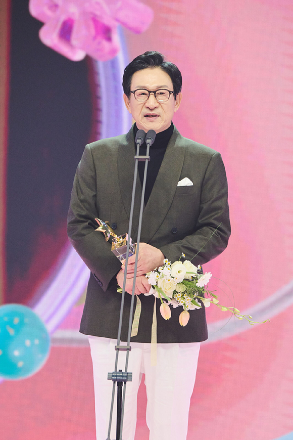 김응수가'2024 MBC 방송연예대상'에서 시사교양 특별상을 수상했다. [사진=MBC ]