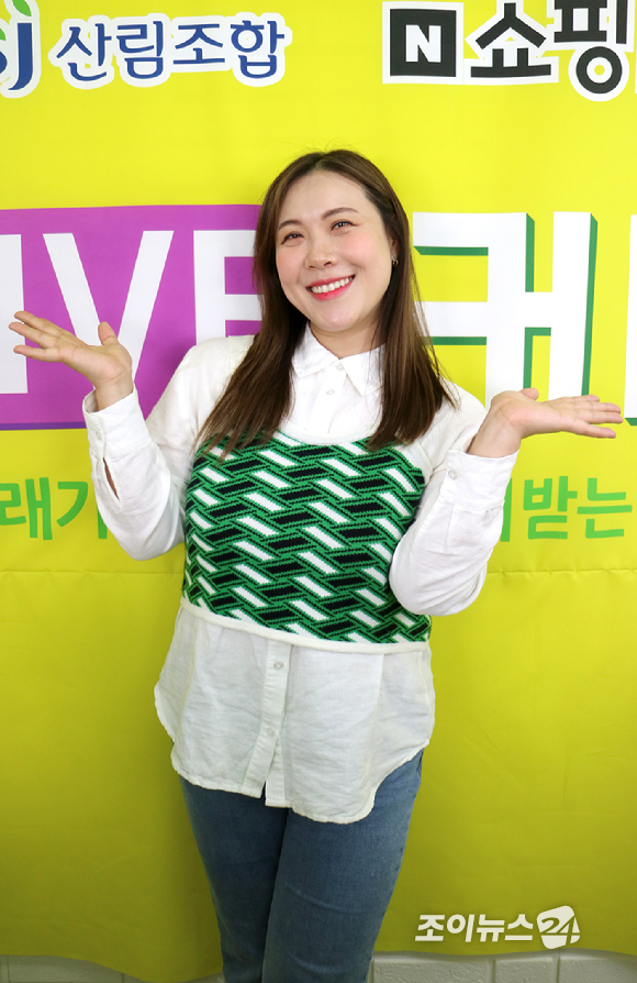 산림조합중앙회(회장 최창호)가 바른 먹거리 실천 및 보급을 위하여 참자연영농조합법인과 함께 11일 경기도 고양시의 한 스튜디오에서 밥상플러스 17채곡과 자연송이꿀차를 라이브커머스를 진행했다. 쇼호스트로 나선 개그우먼 이희경이 포즈를 취하고 있다. [사진=하라인컴퍼니]