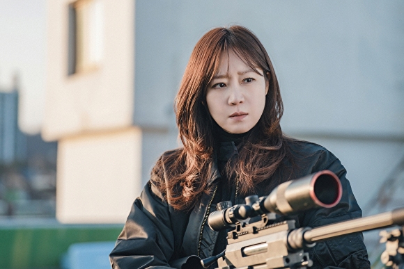 두루미전자 일원들을 보니 어릴 때 부모에게 버려졌거나 학대당한 경험이 있는 팀원들이 있네요.