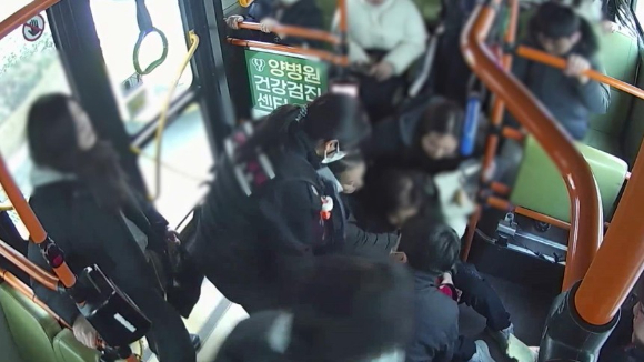 서울의 한 시내버스에서 갑자기 쓰러진 할머니가 버스기사와 주변 승객의 도움으로 무사히 병원에 옮겨졌다. 사진은 할머니가 쓰러진 당시 상황. [사진=서울시버스운송사업조합]