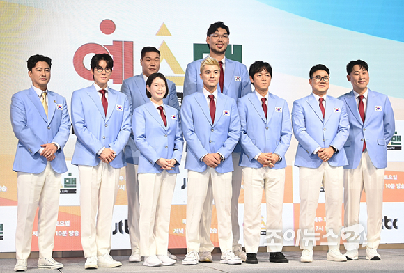 안정환, 박태환, 기보배, 서장훈, 하승진, 김영광, 김남일, 이형택, 윤석민이 14일 서울 여의도 페어몬트 앰배서더 서울에서 열린 JTBC 신규 예능 '예스맨' 제작발표회에서 포즈를 취하고 있다. [사진=곽영래 기자]