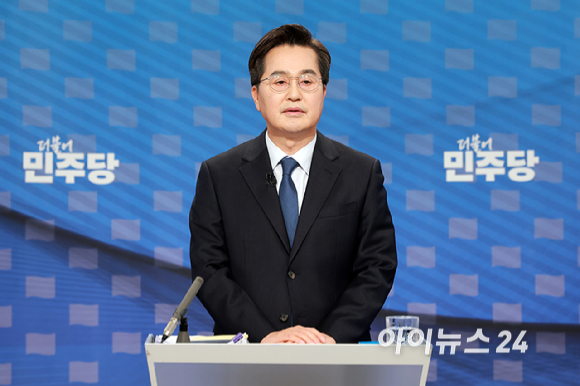 더불어민주당 추미애 경기도지사 경선후보가 1일 서울 양천구 SBS 목동 스튜디오에서 열린 더불어민주당 경기도지사 후보자 2차 TV 합동토론회에 참석해 토론을 준비하고 있다. [사진=국회사진기자단]