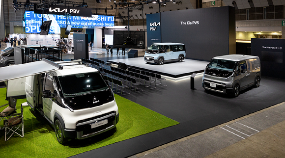 '2025 재팬모빌리티쇼' 기아관 전경. (왼쪽부터) PV5 슈필라움 글로우캐빈, PV5 패신저, PV5 카고. [사진=기아]