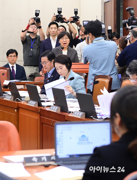 정은경 보건복지부 장관 후보자가 18일 오전 서울 여의도 국회 보건복지위원회에서 열린 인사청문회에 참석해 모두발언을 하고 있다. [사진=정소희 기자]