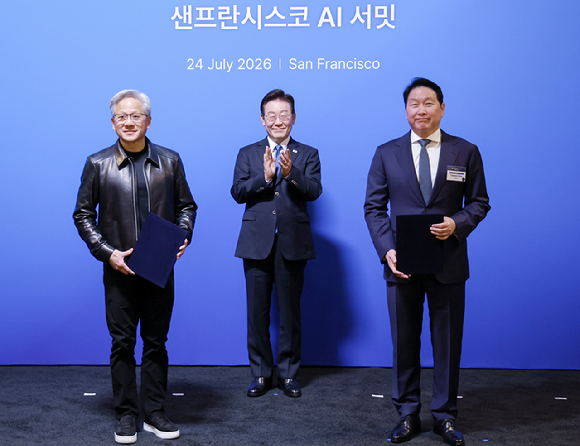 한진만 삼성전자 파운드리 사장과 혹 탄 브로드컴 최고경영자가 24일(현지시간) 이재명 대통령이 임석한 가운데 미국 샌프란시스코 더 미드웨이에서 열린 AI 서밋에서 첨단 반도체 기술 분야 전략적 파트너십 업무협약을 체결한 뒤 기념 촬영을 하고 있다. 오른쪽은 이재용 삼성전자 회장. [사진=연합뉴스]