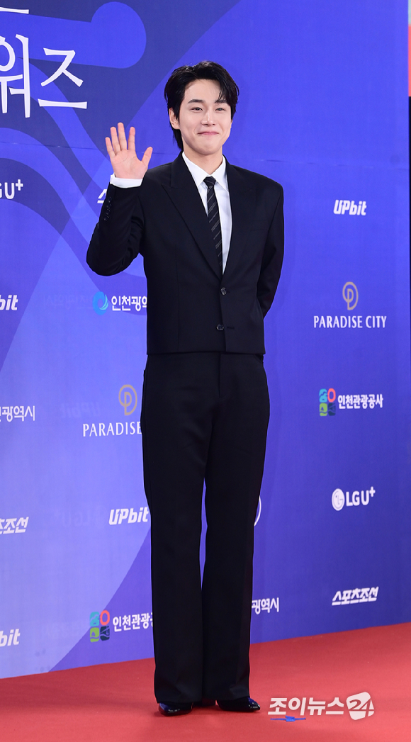 배우 강유석이 18일 오후 인천광역시 파라다이스 시티에서 열린 제4회 청룡시리즈어워즈 레드카펫 행사에 참석하고 있다. [사진=정소희 기자]
