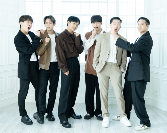 그룹 비투비가 21일 온라인으로 진행된 비투비 정규 3집 'Be Together' 발매 기념 기자간담회에 참석해 포즈를 취하고 있다. [사진=큐브엔터테인먼트]