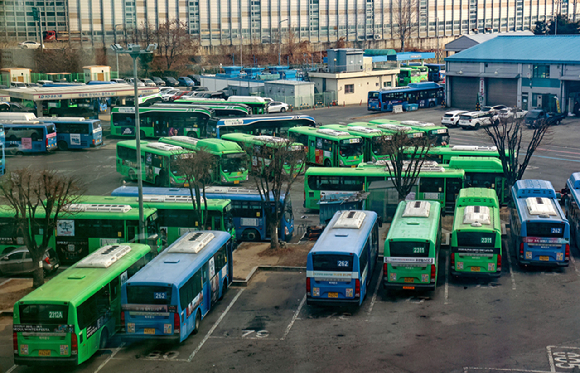 서울의 한 버스공영차고지에 시내버스들이 주차돼 있다. [사진=연합뉴스]
