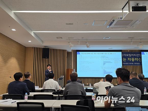 자동차모빌리티산업연합회(KAIA)가 24일 서울 서초구 자동차회관에서 '신정부에 바라는 자동차산업 정책과제'를 주제로 개최한 제42회 자동차모빌리티산업포럼에서 참석자들이 토론을 하고 있다. [사진=김종성 기자]