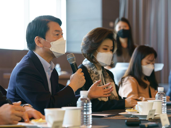 안철수 대통령직 인수위원장이 2일 오후 서울 용산구 하이브(HYBE) 본사를 찾아 간담회를 갖고 있다. [사진=당선인 대변인실]