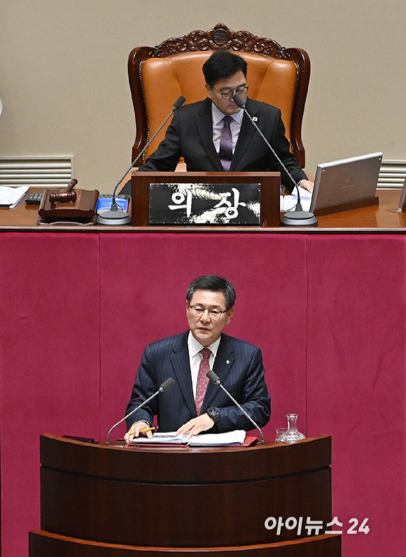 이헌승 국민의힘 의원이 12일 서울 여의도 국회에서 열린 본회의에서 은행법 일부개정법률안에 대한 무제한 토론(필리버스터)을 하고 있다. [사진=곽영래 기자]